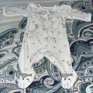 The brand is carters, the size is newborn.